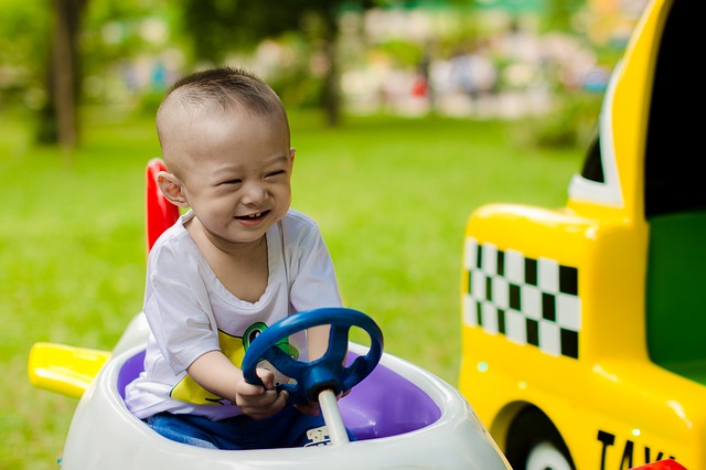 dítě v autíčku